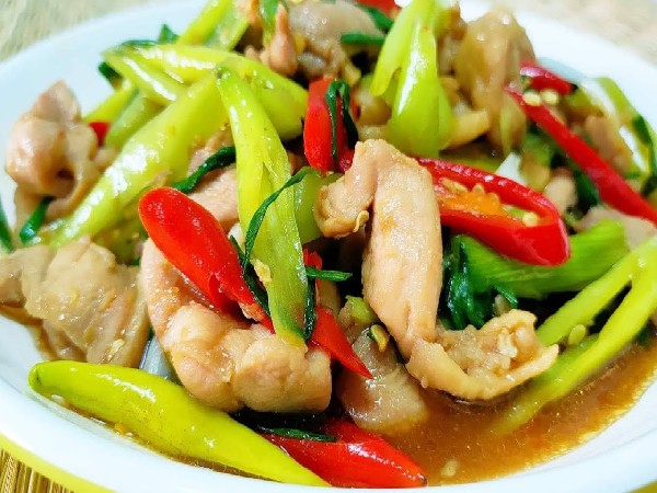 ไก่ผัดพริกสด วันอังคาร.